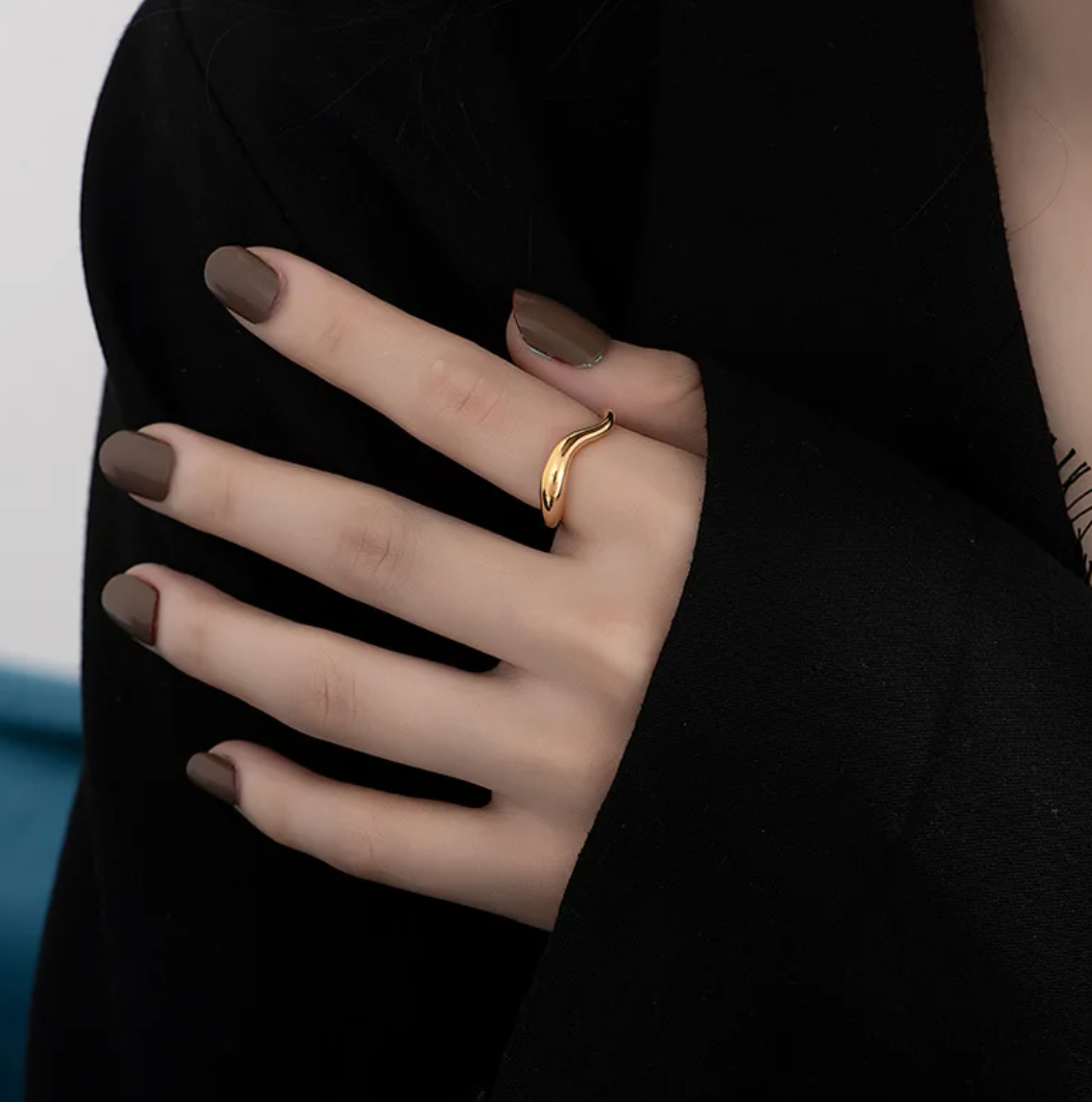 Stylischer Ring aus 18 Karat vergoldetem und 925er Sterlingsilber im harmonischen Design