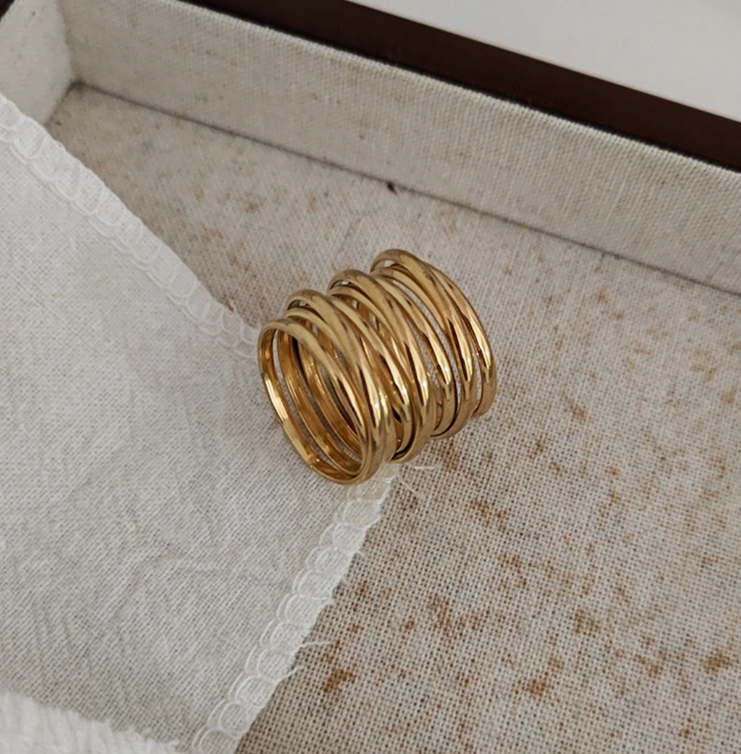 Eleganter Ring aus 18 Karat Vergoldung im stilvollen römischen Design