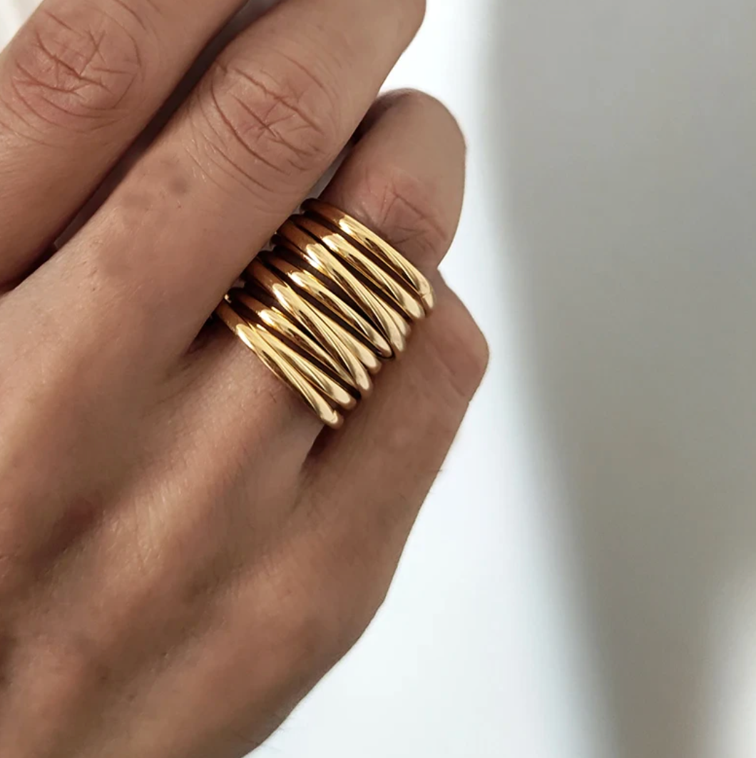 Eleganter Ring aus 18 Karat Vergoldung im stilvollen römischen Design