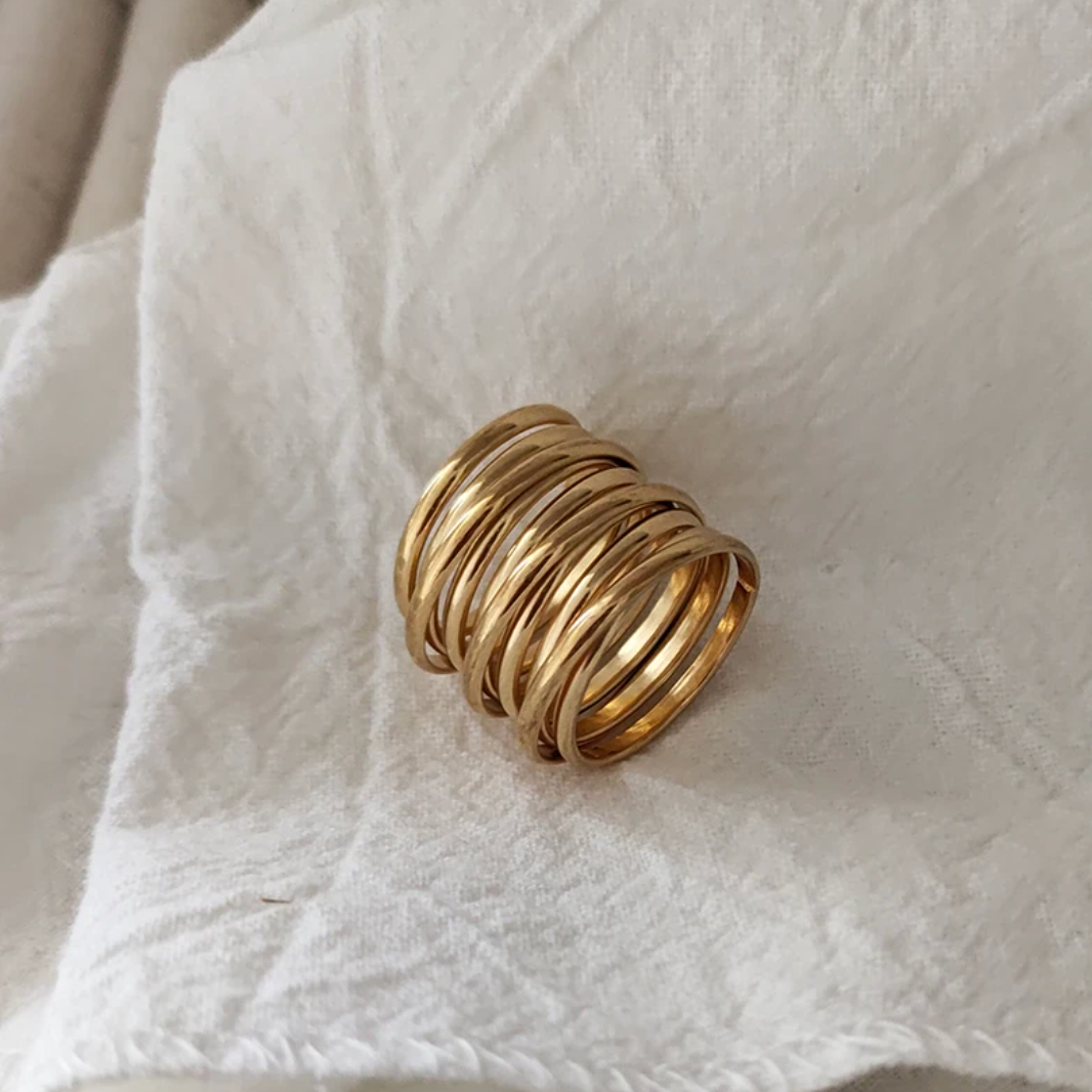 Eleganter Ring aus 18 Karat Vergoldung im stilvollen römischen Design