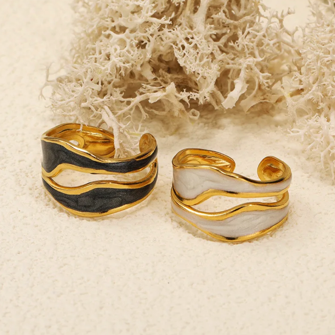 Eleganter 18-Karat vergoldeter Ring mit zeitloser weißer Keramik im Antikstil