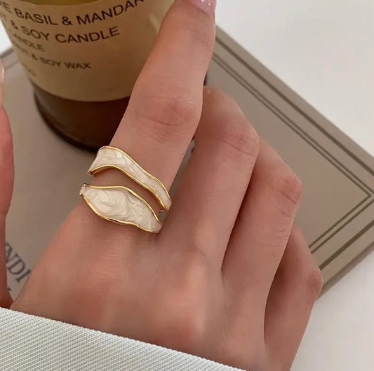 Eleganter 18-Karat vergoldeter Ring mit zeitloser weißer Keramik im Antikstil