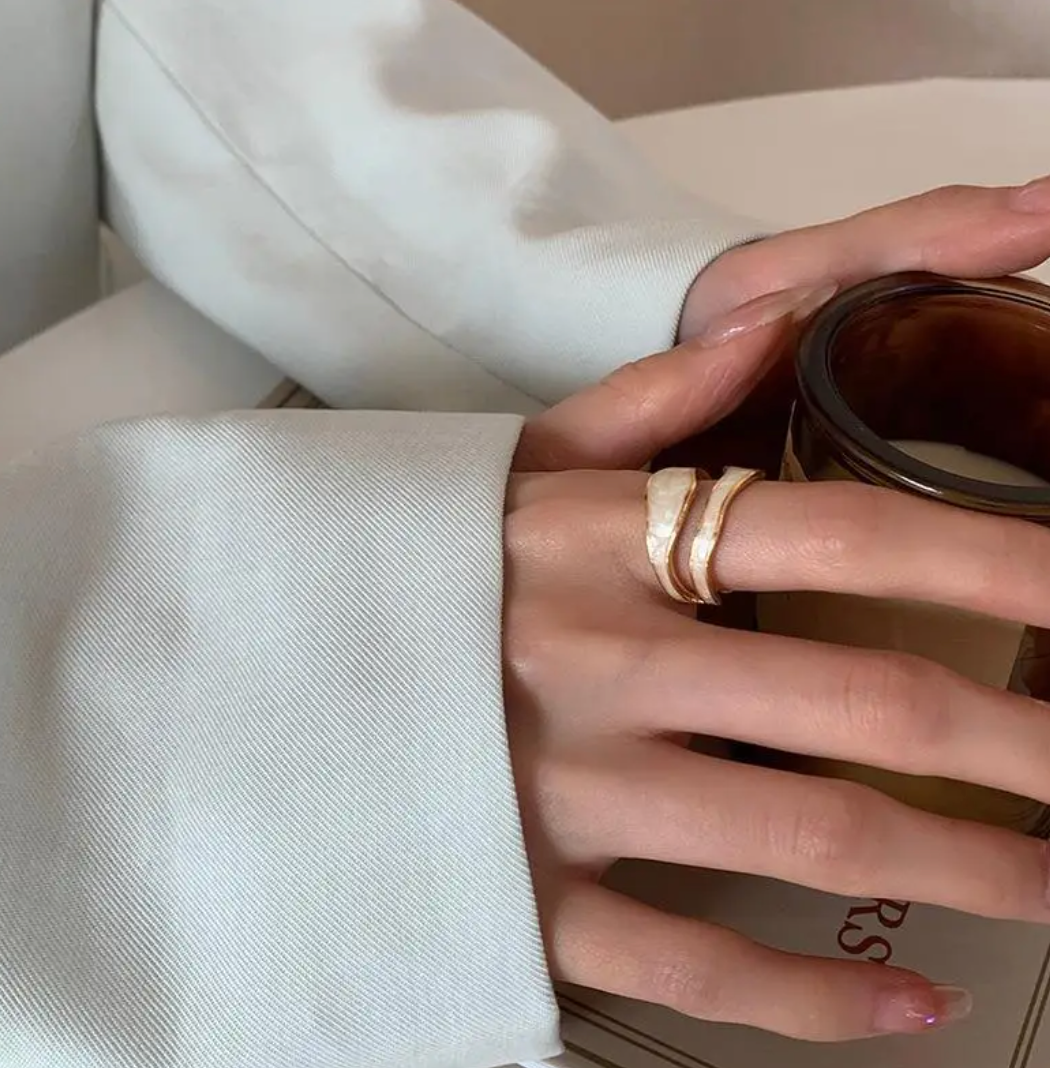 Eleganter 18-Karat vergoldeter Ring mit zeitloser weißer Keramik im Antikstil