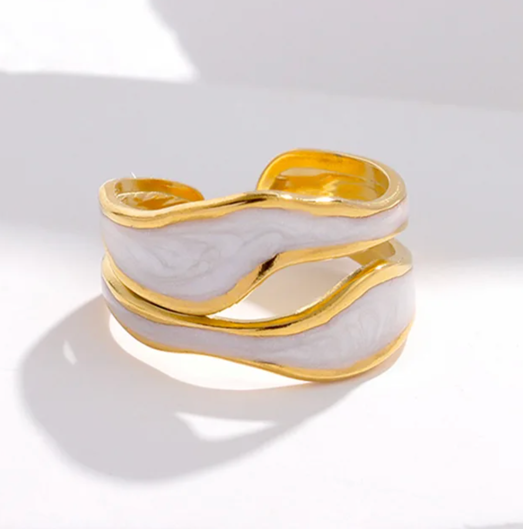 Eleganter 18-Karat vergoldeter Ring mit zeitloser weißer Keramik im Antikstil