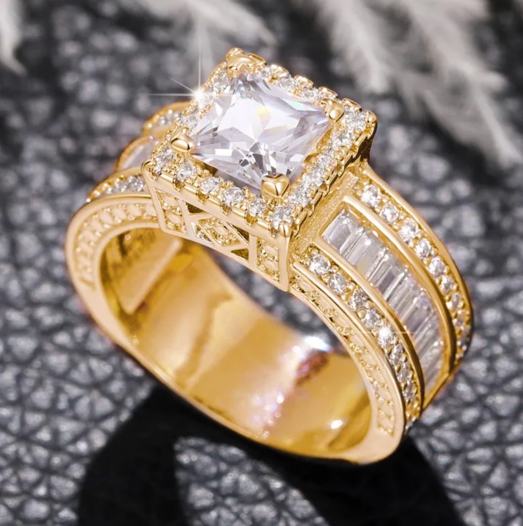 Eleganter 18 Karat vergoldeter Ring mit funkelndem Kristall