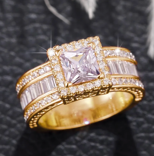 Eleganter 18 Karat vergoldeter Ring mit funkelndem Kristall