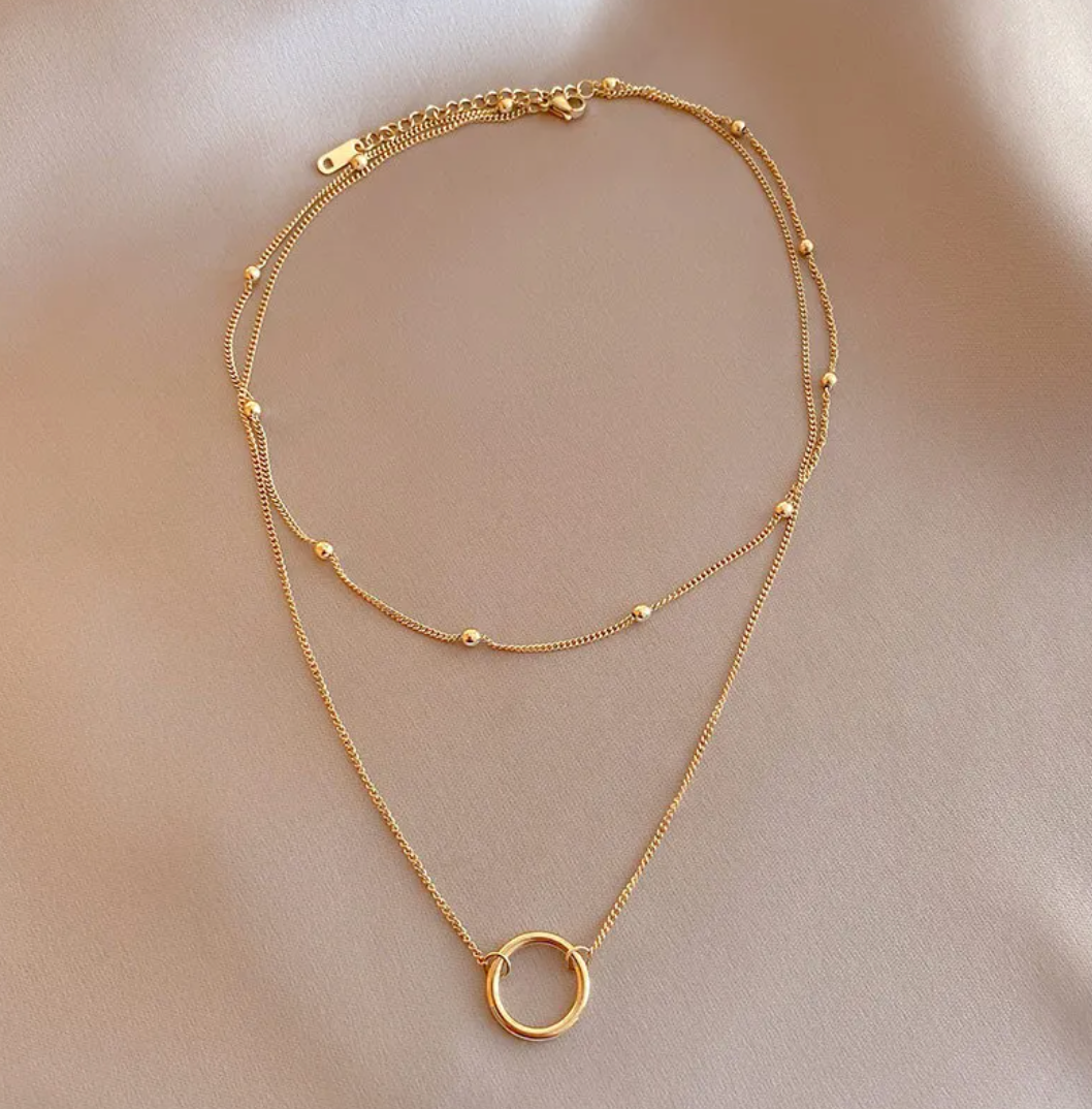 Elegante 18 Karat vergoldete Doppelhalskette mit stilvollem Ring