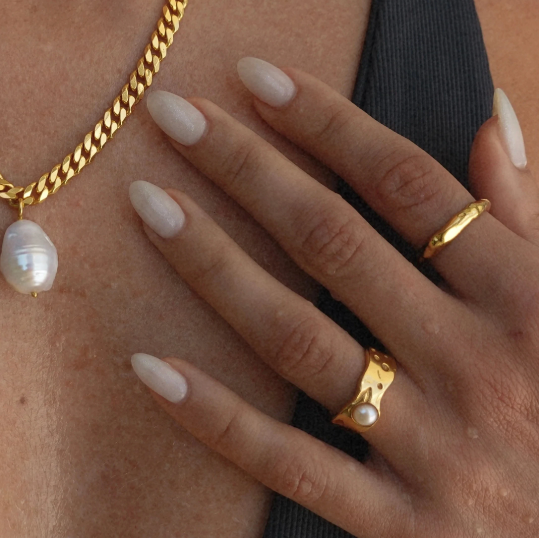 Eleganter 18 Karat vergoldeter Ring mit einer bezaubernden Schicksalsperle