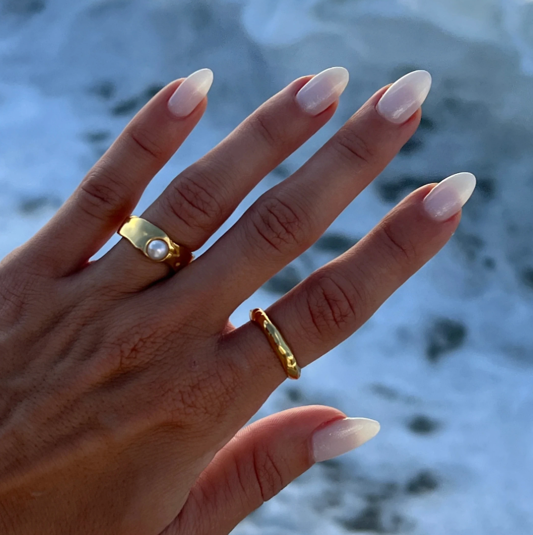 Eleganter 18 Karat vergoldeter Ring mit einer bezaubernden Schicksalsperle