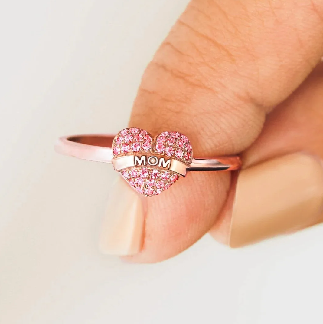 Eleganter Herzring "Mama" aus 18K vergoldetem Material mit funkelnden Zirkonia.