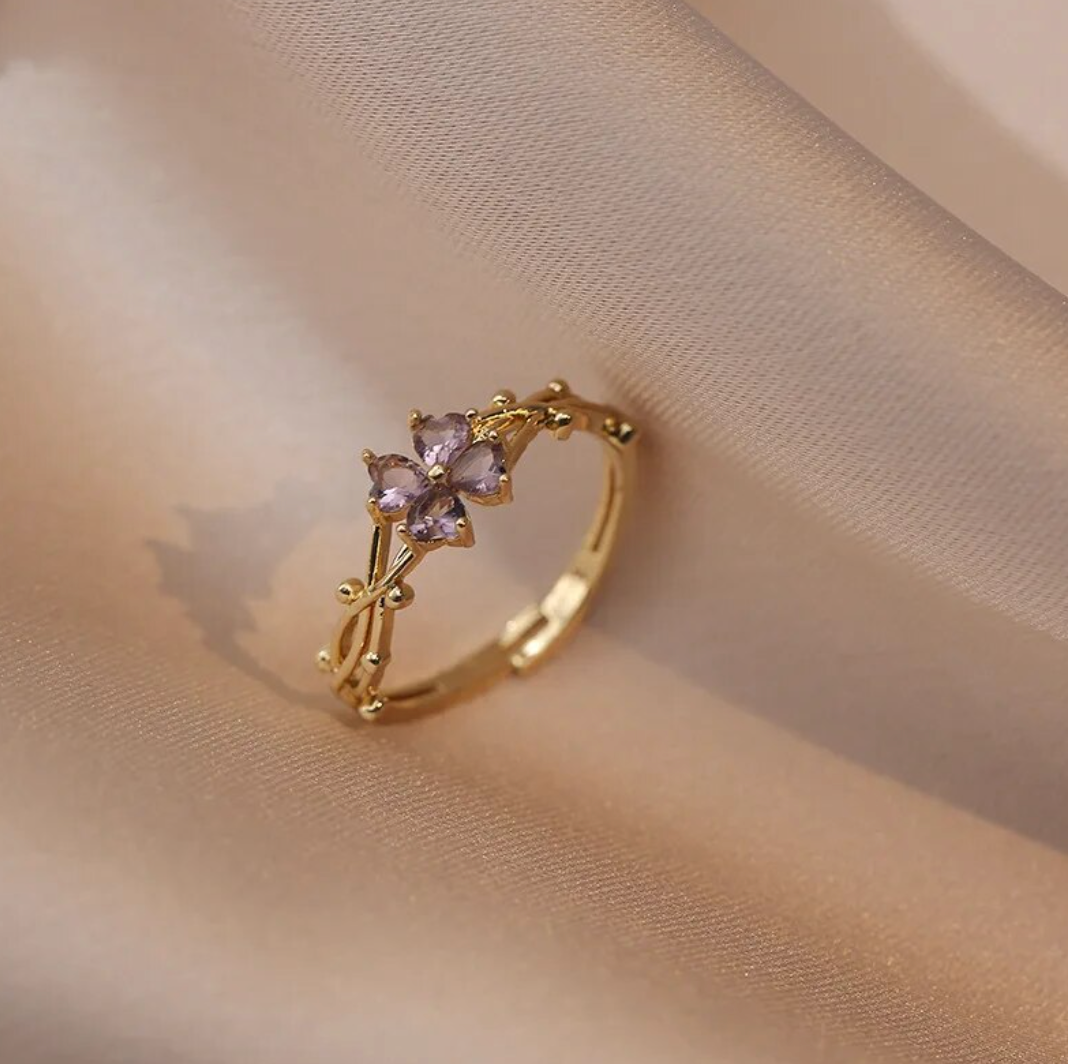 Fesselnder verstellbarer Gänseblümchenring mit funkelndem Amethyst-Zirkonia, 18 Karat vergoldet