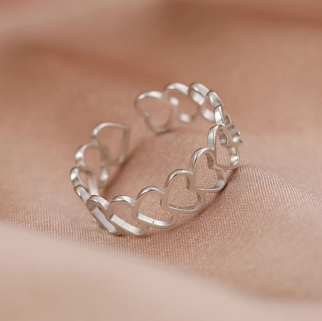 Verspielter 925 Sterlingsilberring mit Herzmotiven