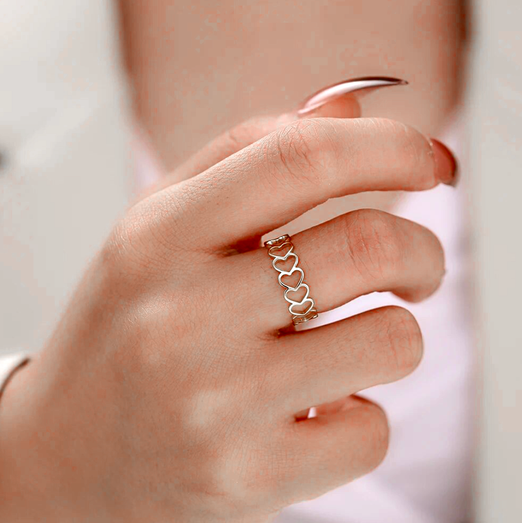 Verspielter 925 Sterlingsilberring mit Herzmotiven