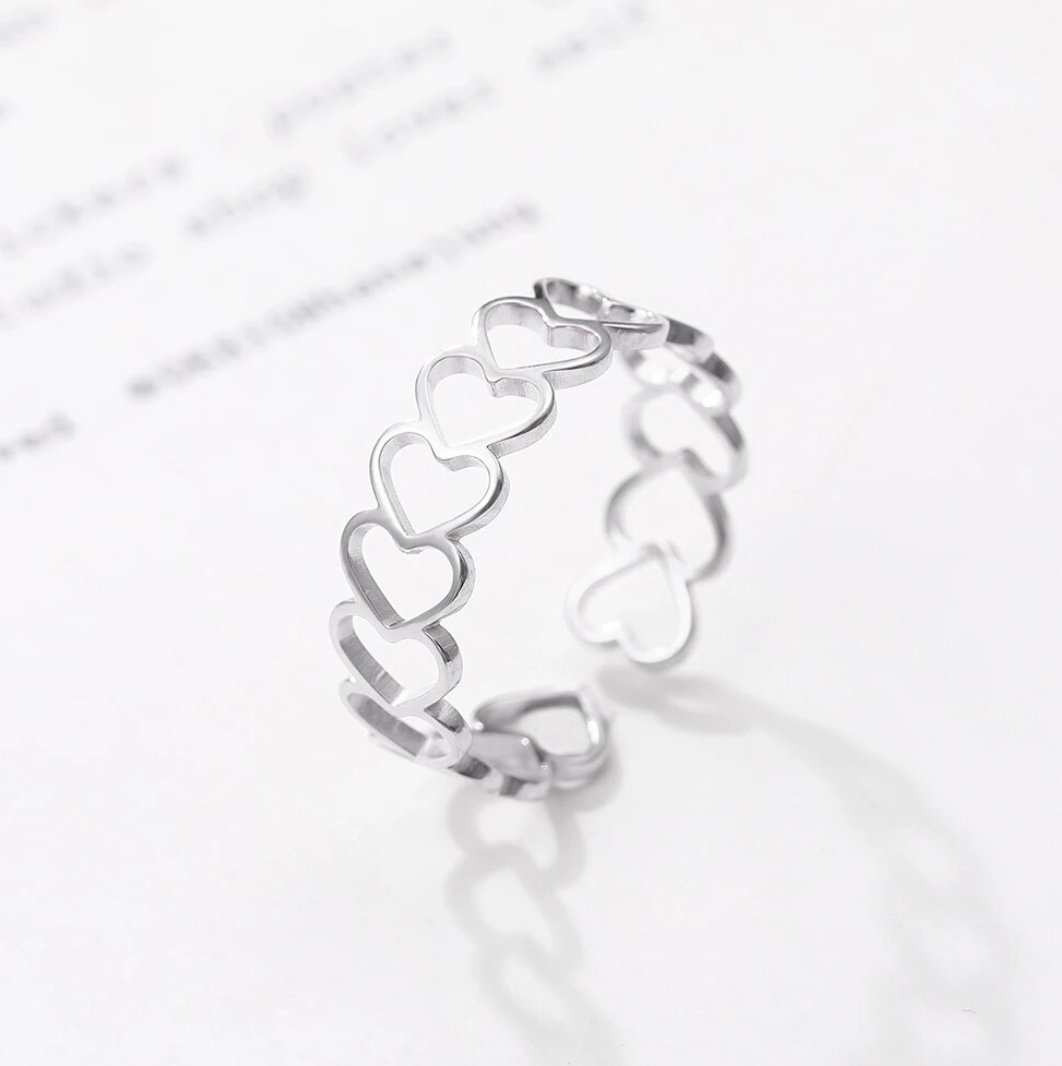 Verspielter 925 Sterlingsilberring mit Herzmotiven