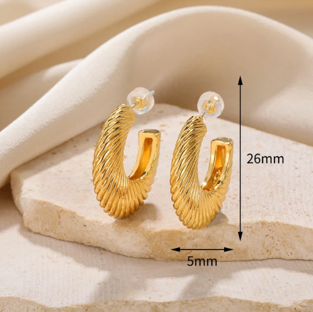 Elegante Ohrringe aus 18 Karat vergoldetem Material mit stilvollem gewelltem Ring