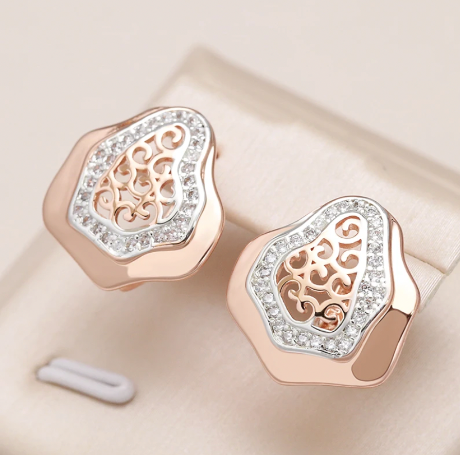 Glitzernde Muschel-Ohrringe mit goldenen Zirkonia
