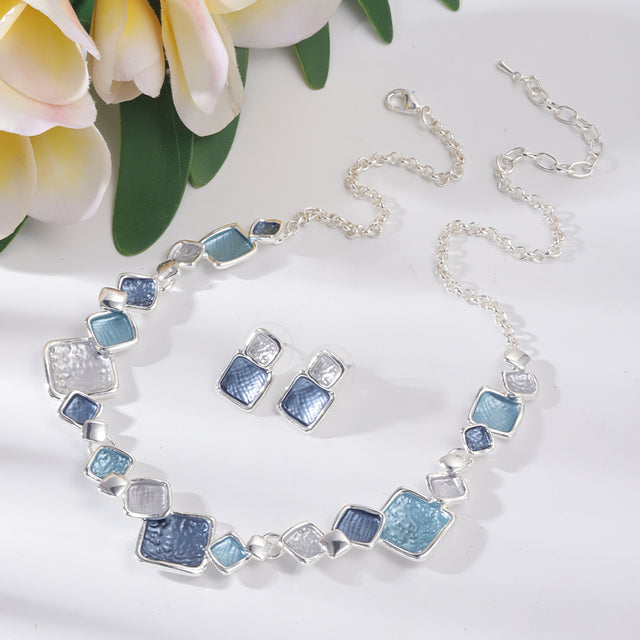 Elegante geometrische Halskette mit blauem Emaille-Anhänger