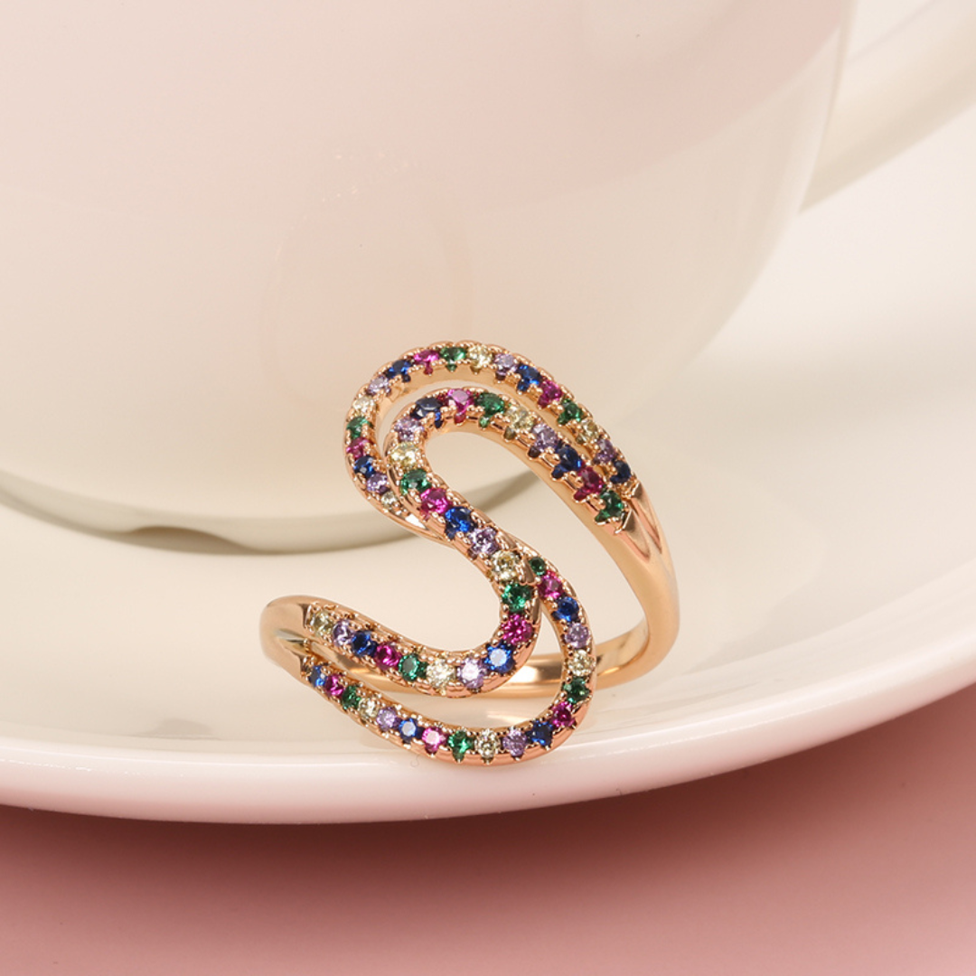 Eleganter 18K vergoldeter Ring mit funkelnden Zirkonia-Steinen