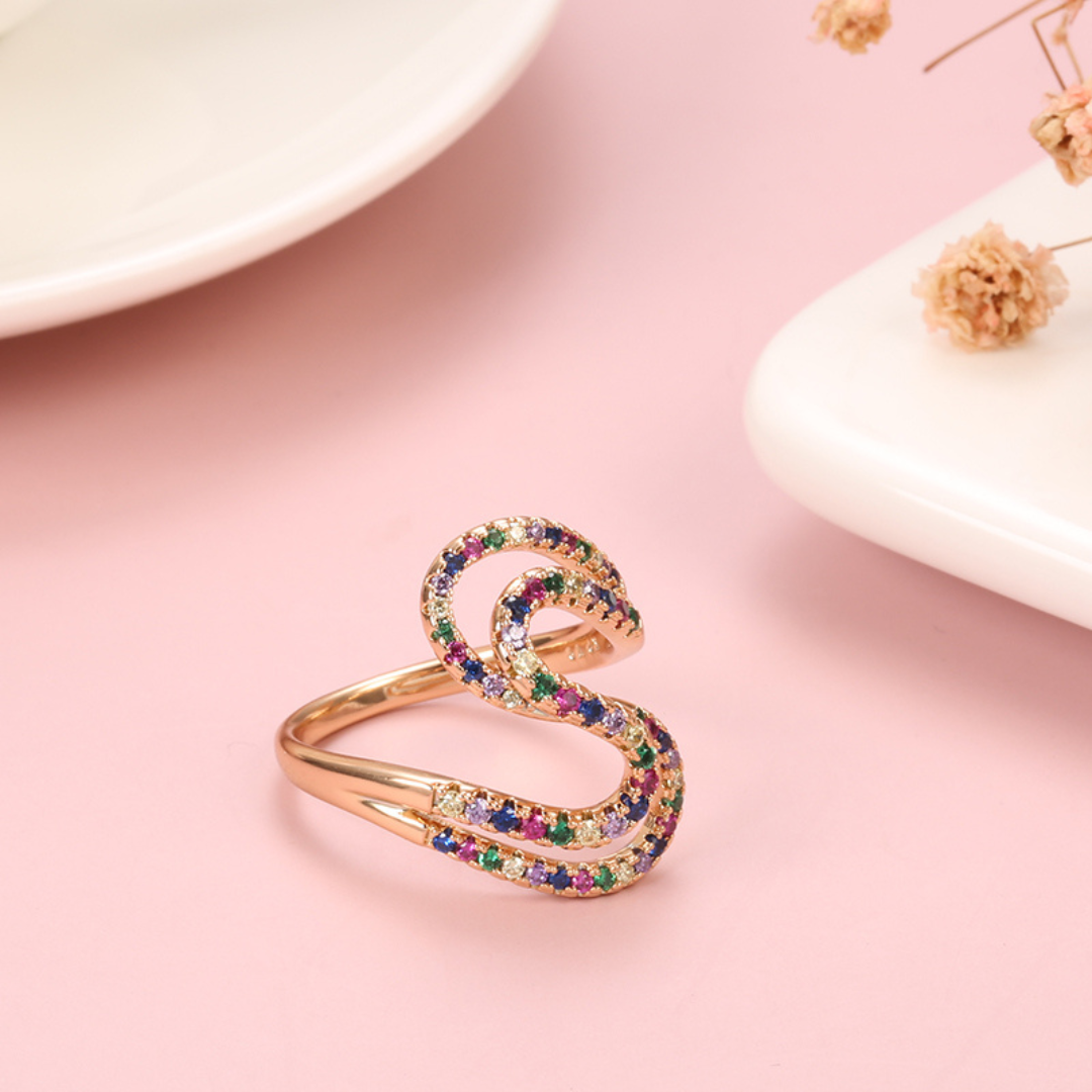 Eleganter 18K vergoldeter Ring mit funkelnden Zirkonia-Steinen