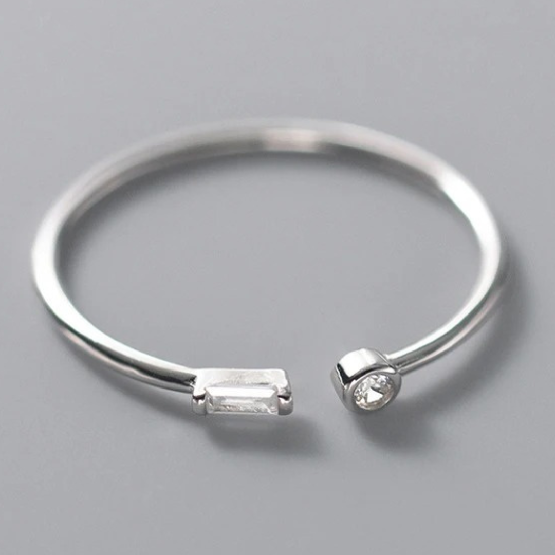 Eleganter verstellbarer Ring aus hochwertigem 925 Sterling Silber, besetzt mit strahlenden Zirkoniasteinen