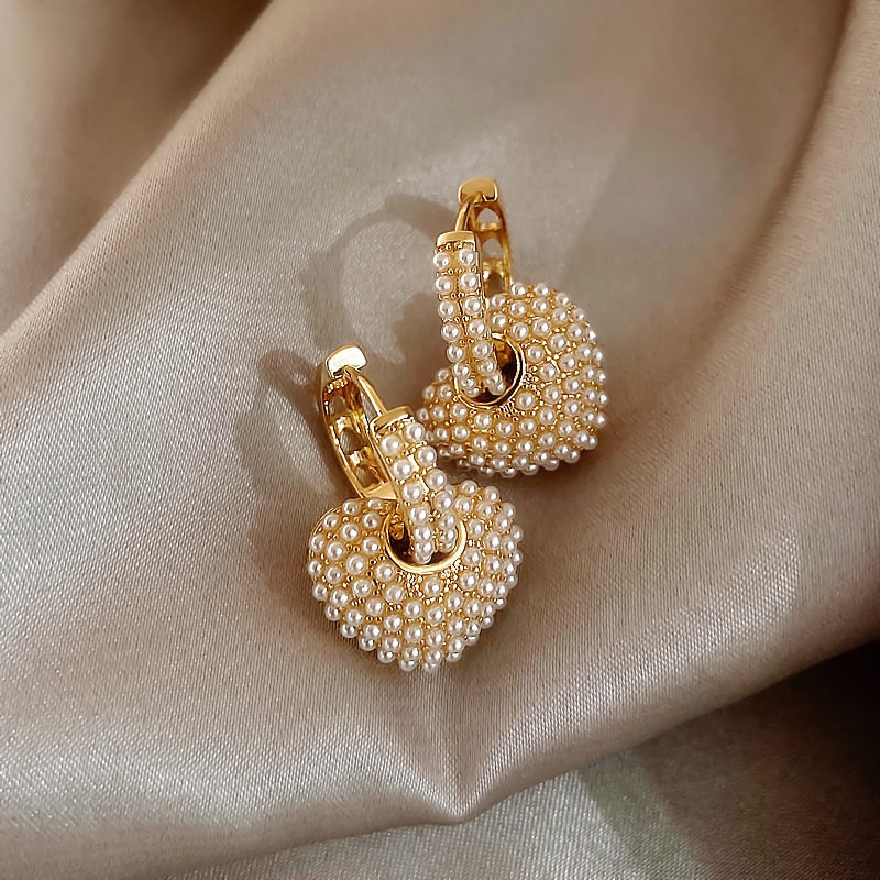 Goldene Perlenliebesohrringe: Neu definierte Eleganz