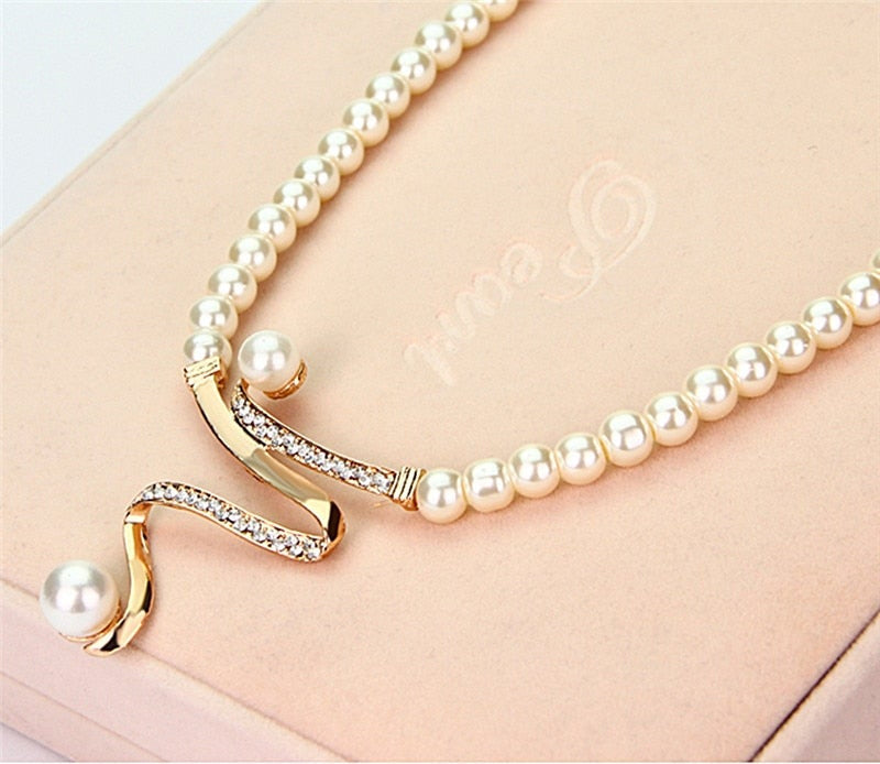Elegantes Set aus Naturperlenkette und passenden Ohrringen
