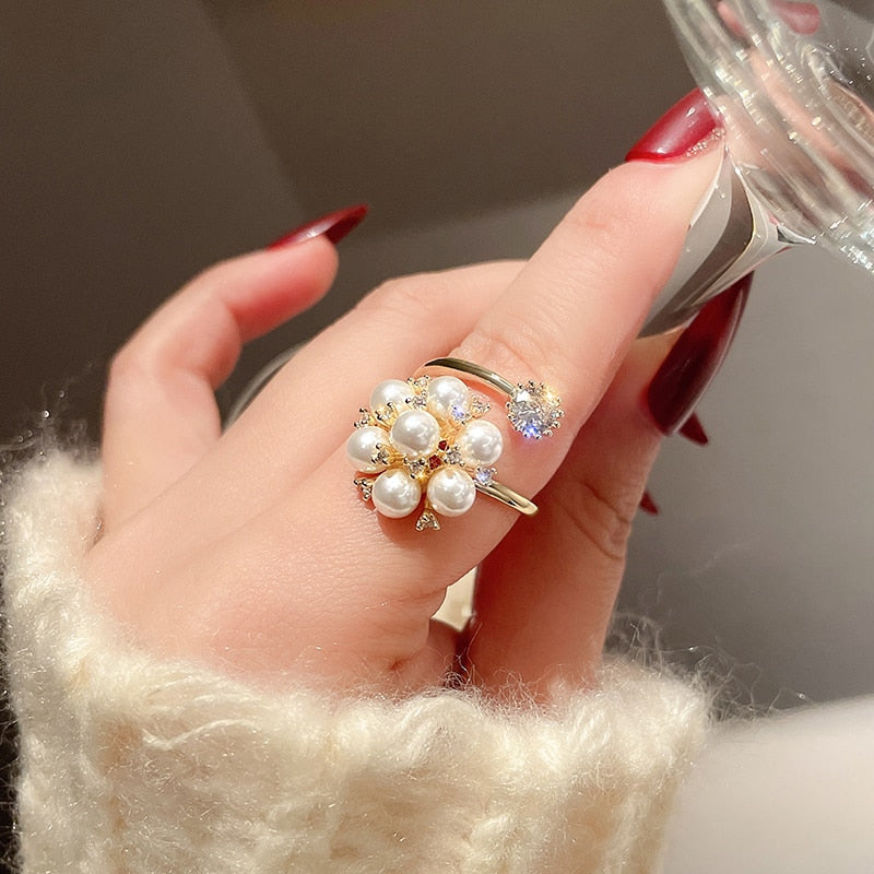 Verstellbarer, bezaubernder Ring mit eleganten Perlen