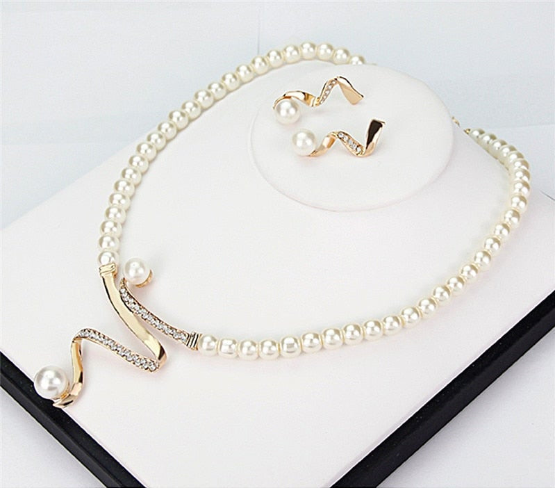 Elegantes Set aus Naturperlenkette und passenden Ohrringen