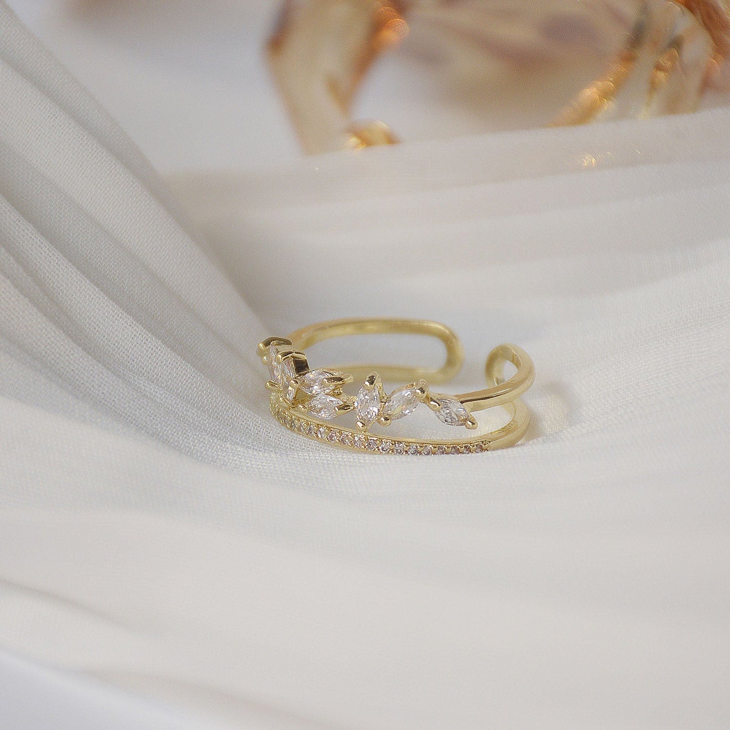 Eleganter Goldring mit verstellbarem Zirkonia-Design