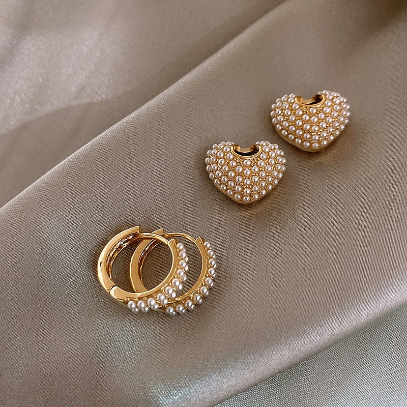 Goldene Perlenliebesohrringe: Neu definierte Eleganz