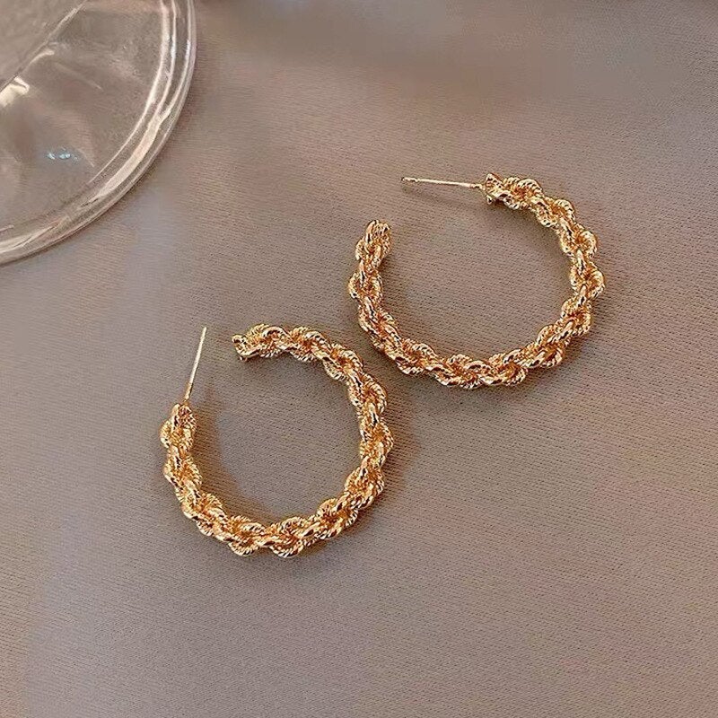 Elegante Gold- und Diamantohrringe für einen strahlenden Auftritt