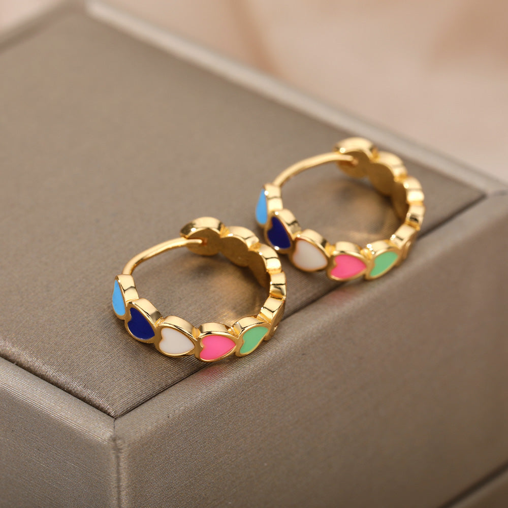 Elegante mehrfarbige Herz-Ohrringe mit Goldakzenten