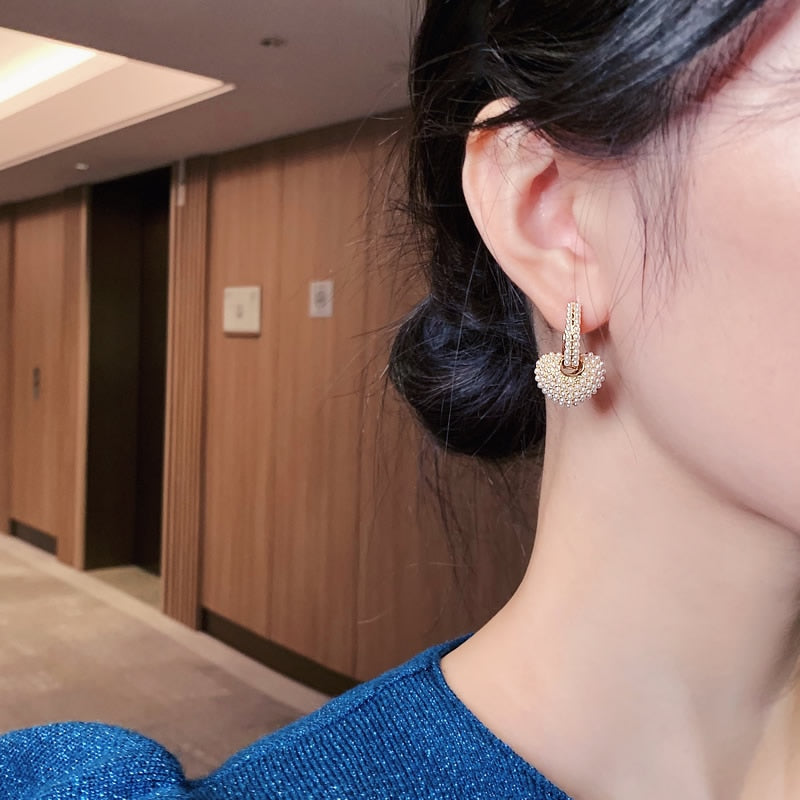 Goldene Perlenliebesohrringe: Neu definierte Eleganz