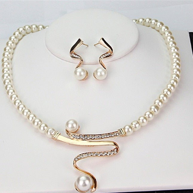 Elegantes Set aus Naturperlenkette und passenden Ohrringen
