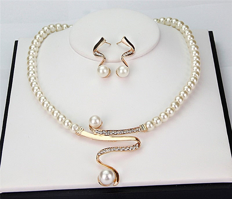 Elegantes Set aus Naturperlenkette und passenden Ohrringen