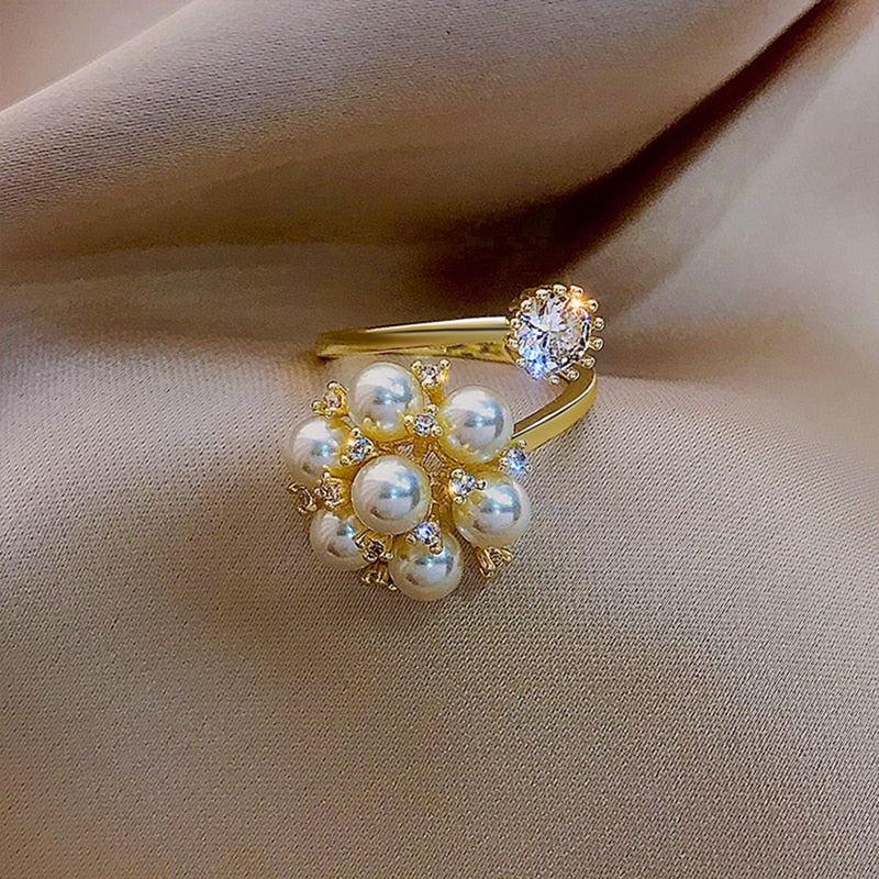 Verstellbarer, bezaubernder Ring mit eleganten Perlen