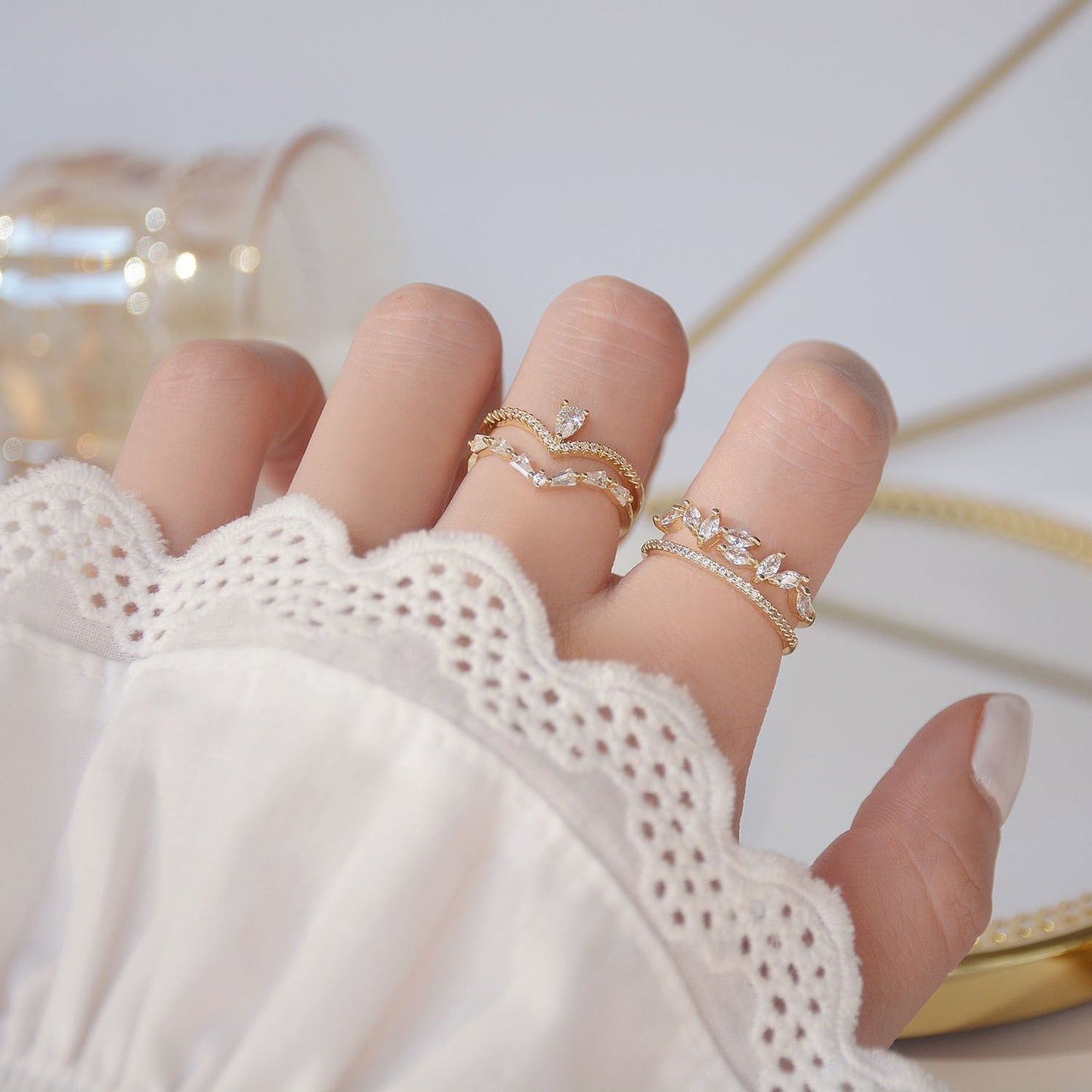 Eleganter Goldring mit verstellbarem Zirkonia-Design