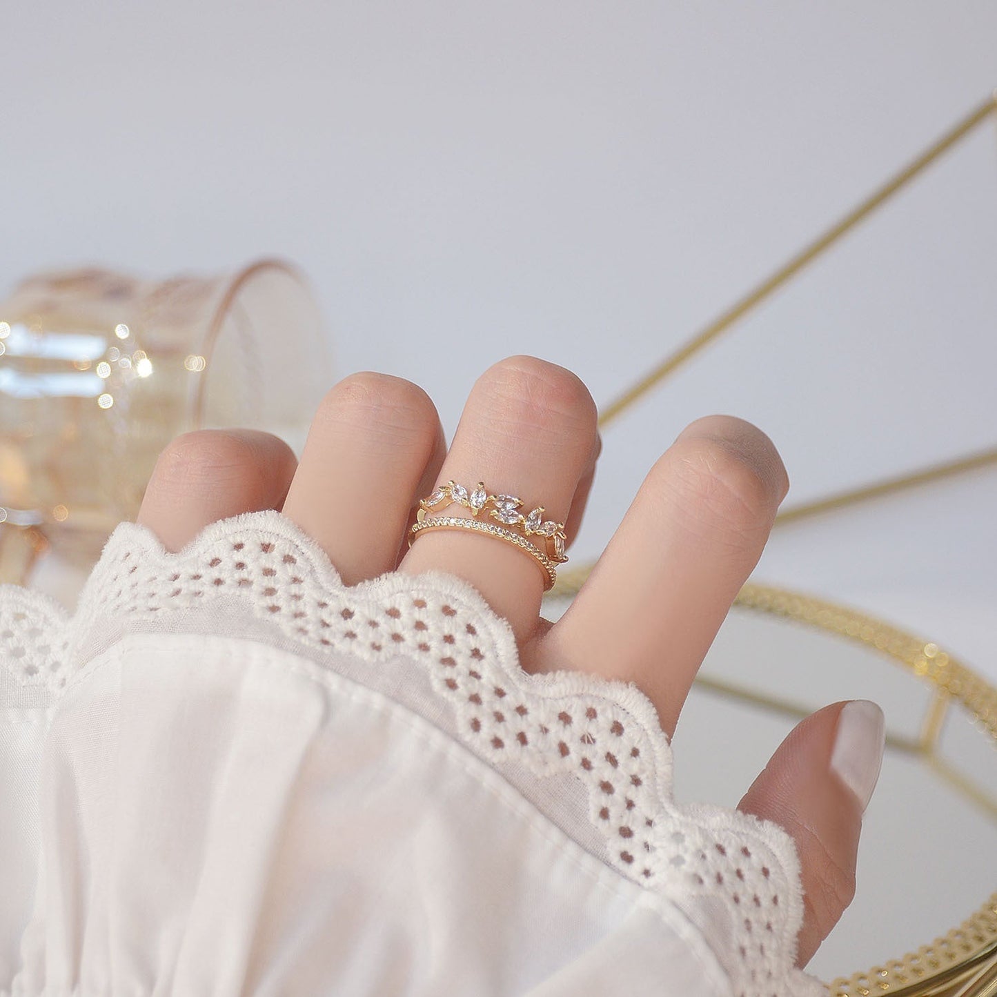 Eleganter Goldring mit verstellbarem Zirkonia-Design