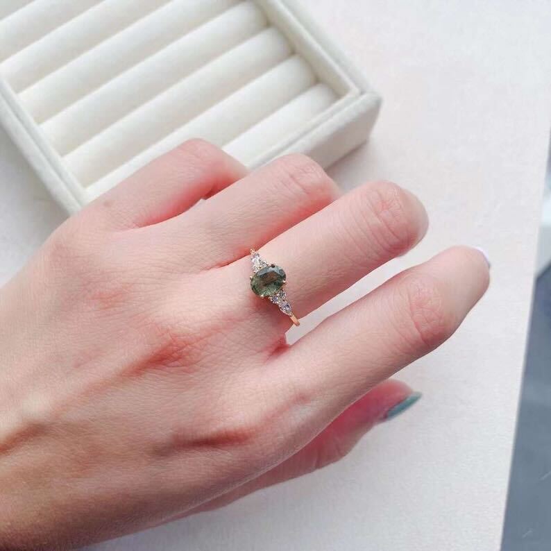 Eleganter 18 Karat vergoldeter Ring mit leuchtendem grünen Energie-Kristall