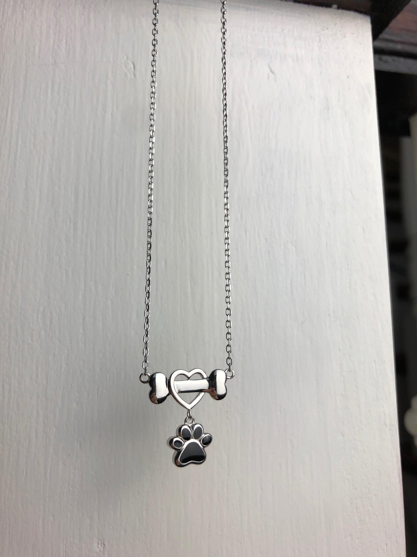 MEJA – Elegante Halskette mit zarten Pfoten-Design aus langlebigem Edelstahl