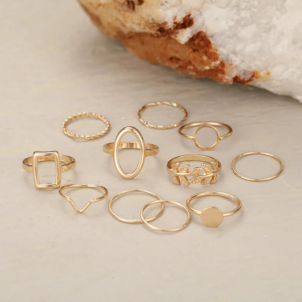 Elegantes Set aus 11 silbernen Ringen