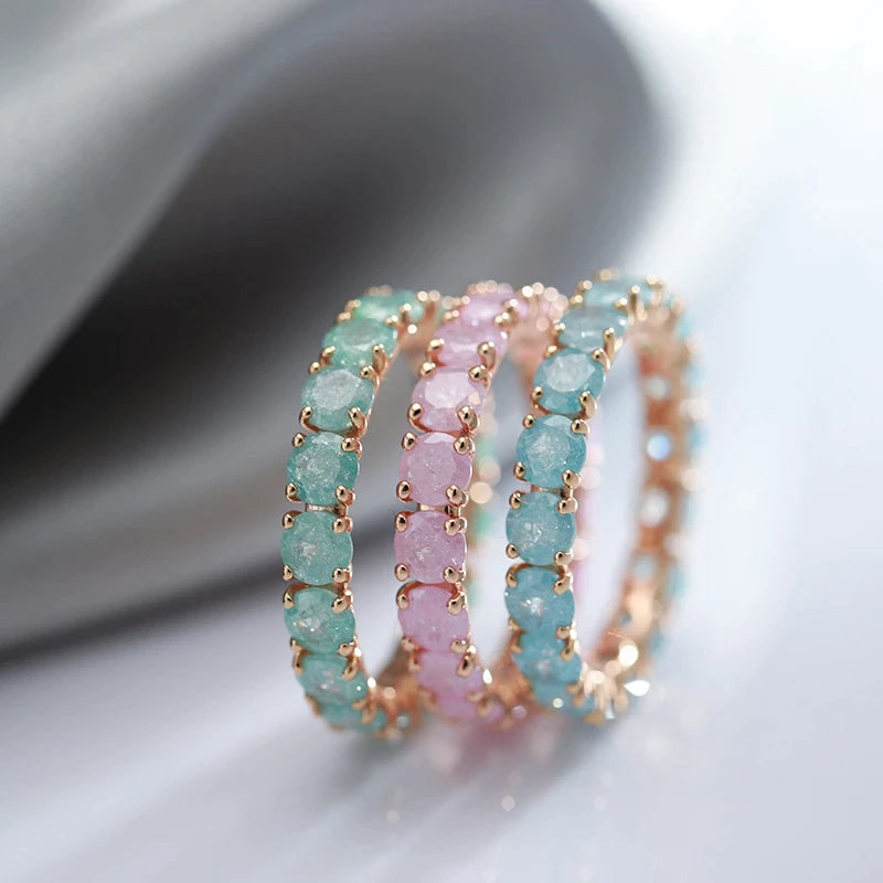 Eleganter Goldring mit funkelndem Rundstein
