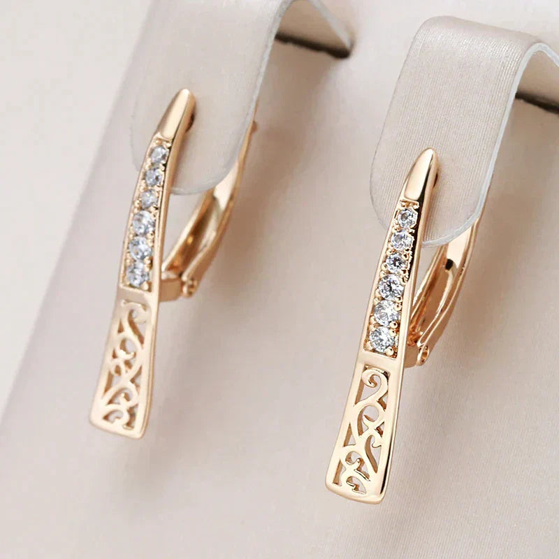 Elegante kleine Gold-Ohrringe mit funkelnden natürlichen Zirkonia