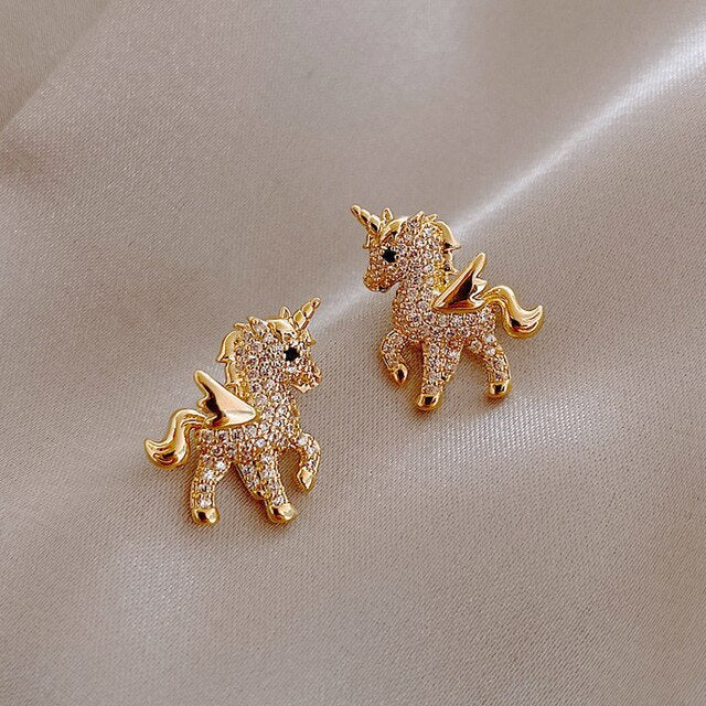 Glänzende Einhorn-Ohrringe mit funkelndem Zirkonia in edlem Gold
