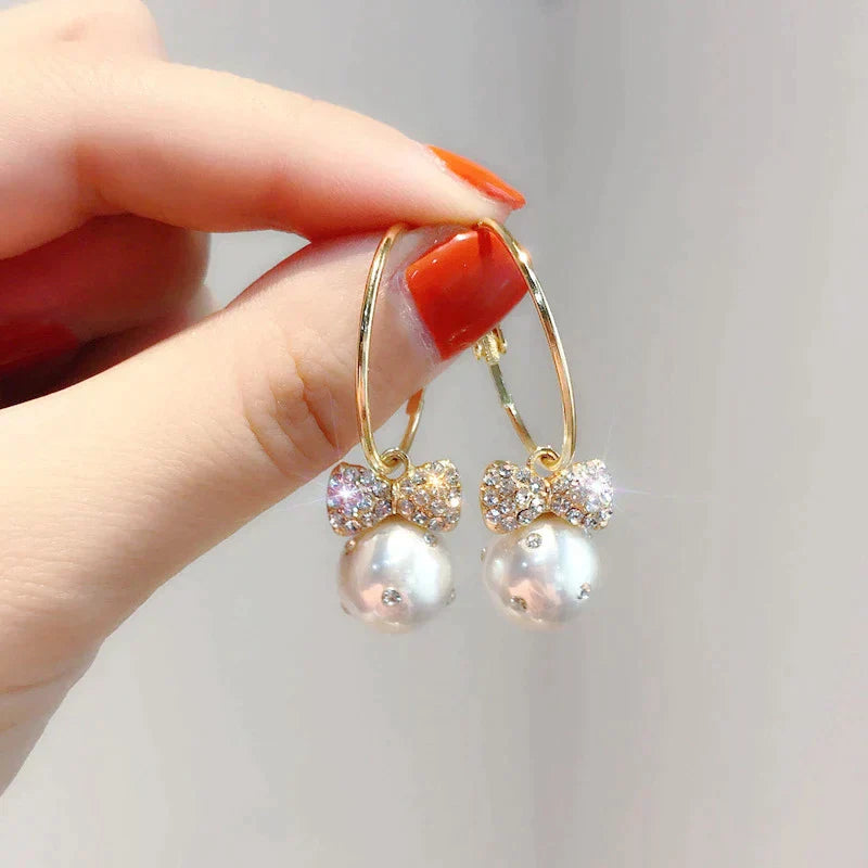Elegante Goldohrringe mit funkelnden Perlen