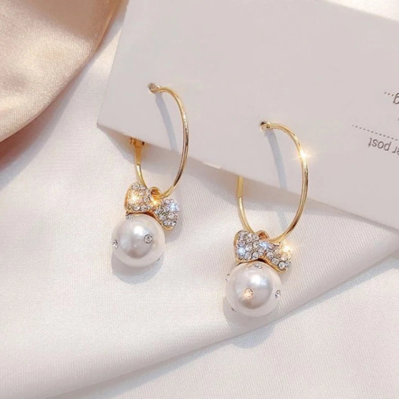 Elegante Goldohrringe mit funkelnden Perlen