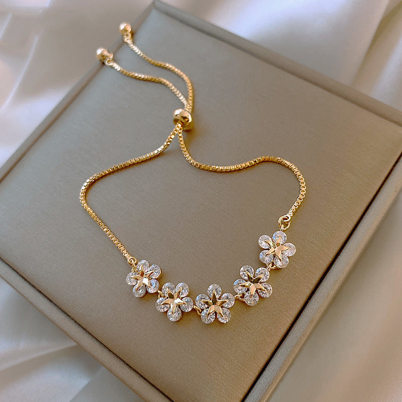 Elegantes Goldenes Armband mit Kristall-Gänseblümchen