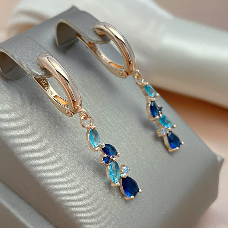 Glamouröse Ohrringe aus strahlendem blauem und funkelndem goldenem Kristall