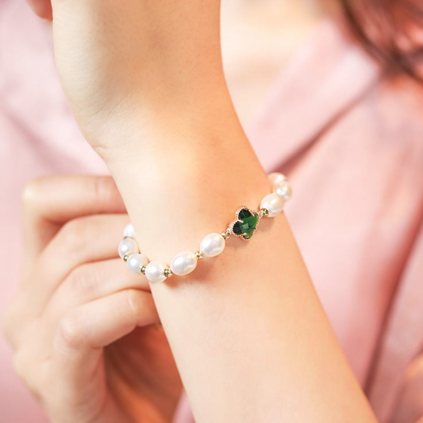 Elegantes smaragdgrünes Kleeblatt-Perlenarmband