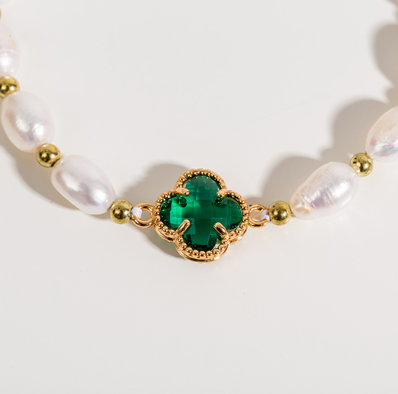 Elegantes smaragdgrünes Kleeblatt-Perlenarmband